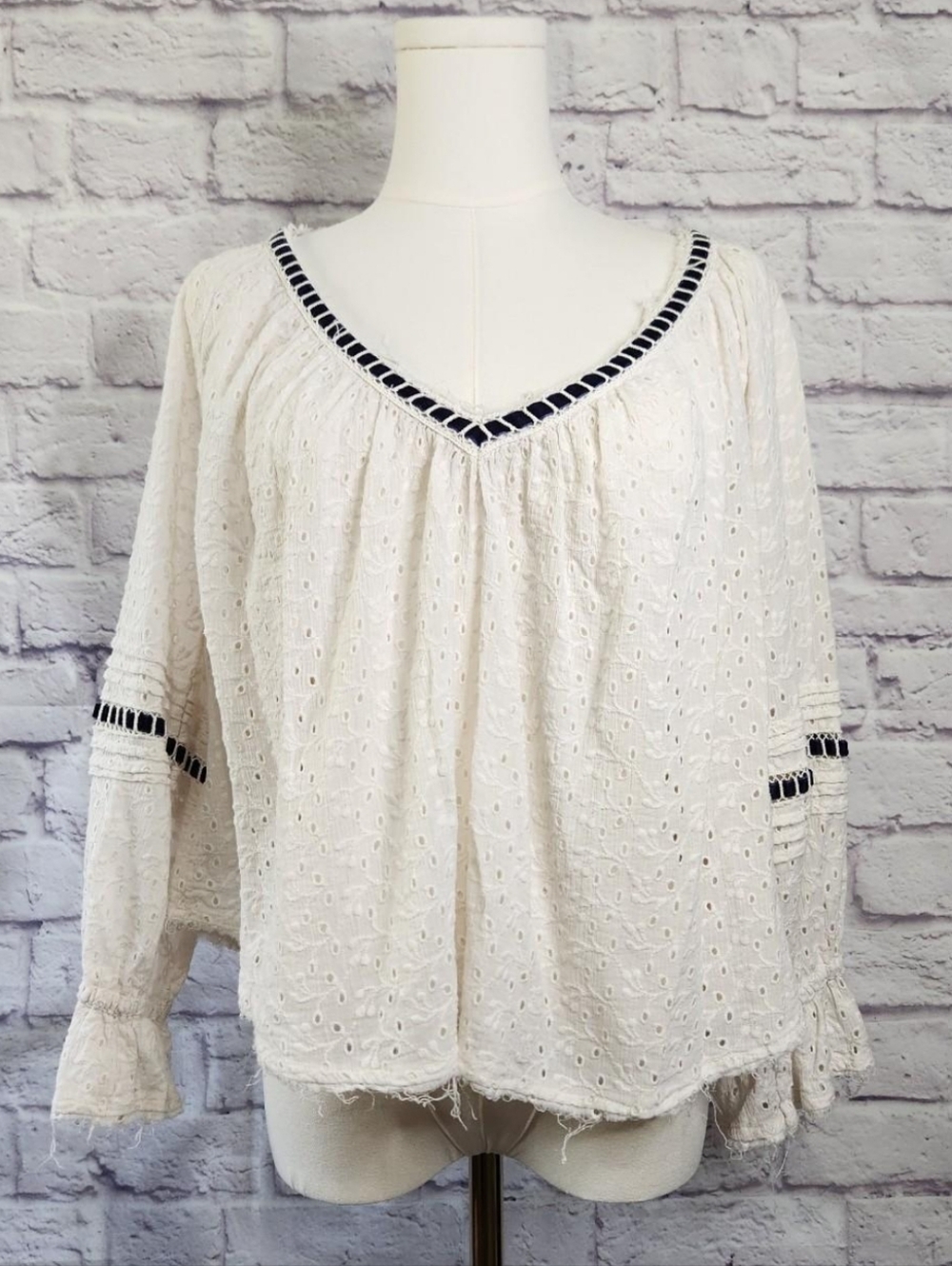 Free People Darcy Eyelet Blouse With Navy Velvet Accent Ivory White Sz Small